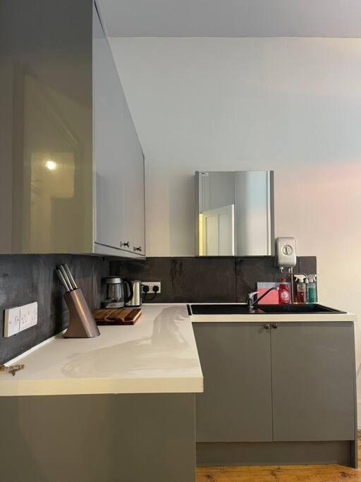 4 Quiet Compact Studio With Garden View - Best Location - Comfortable - Quiet Appartement Hove Buitenkant foto